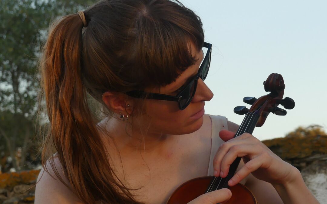 Aurélie Ferrière playing violin